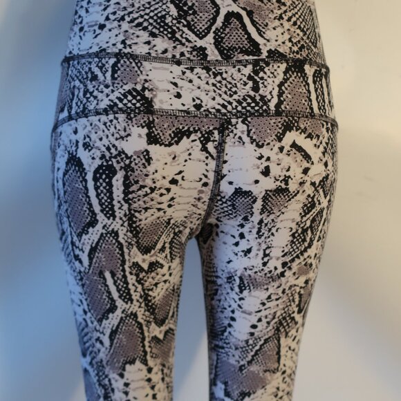 Womens Human Performance Engineering Blk, Gray Snake Print Activewear Leggings M - Picture 5 of 7